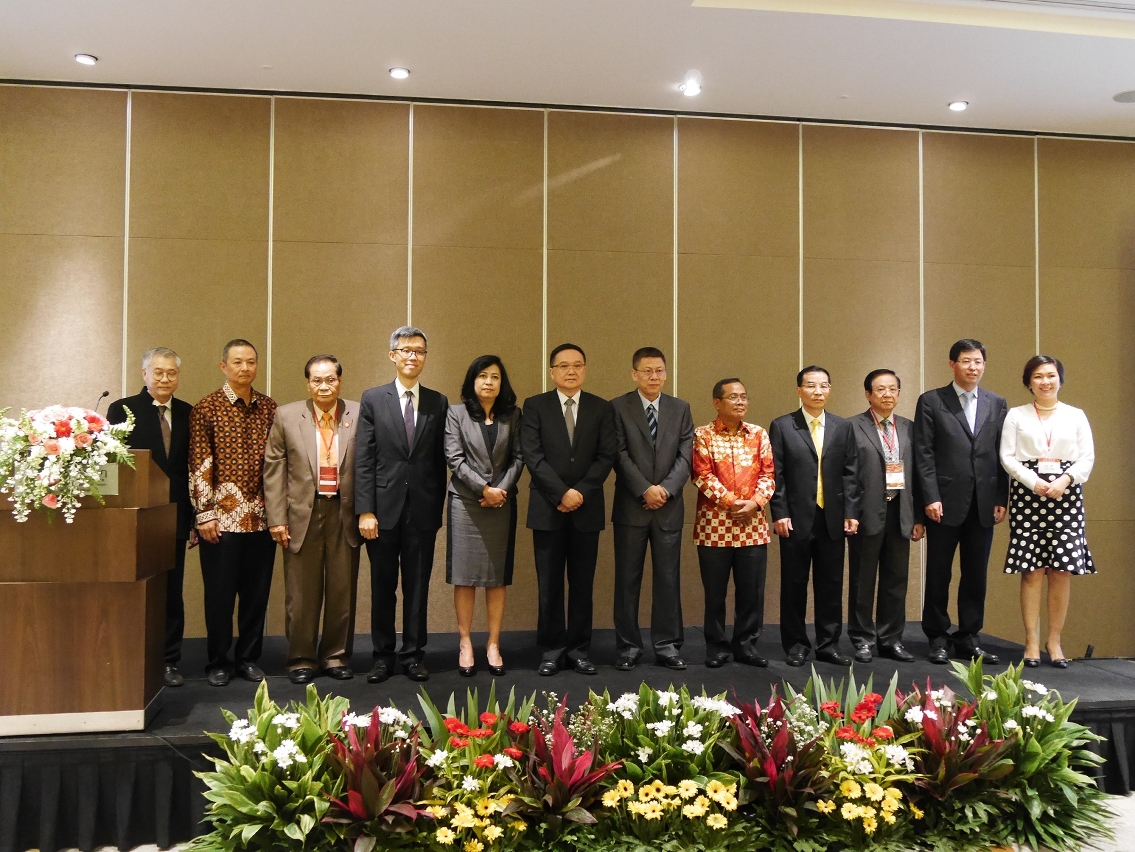 :Foto dos convidados especiais no “Seminário Económico e Comercial entre Guangdong, Hong Kong, Macau e Indonésia, 2015”