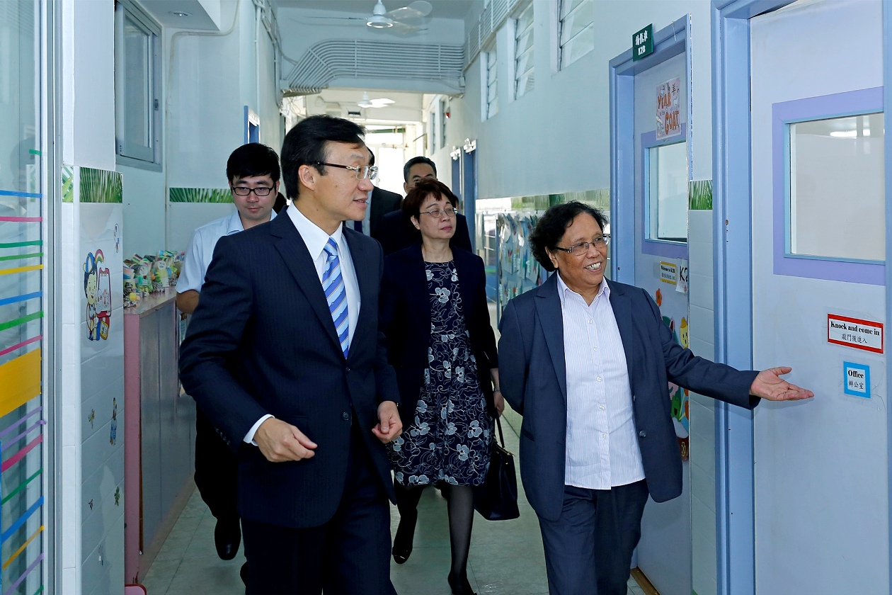 A directora da Escola, Chu Kam Fong, apresenta a situação das instalações da Escola