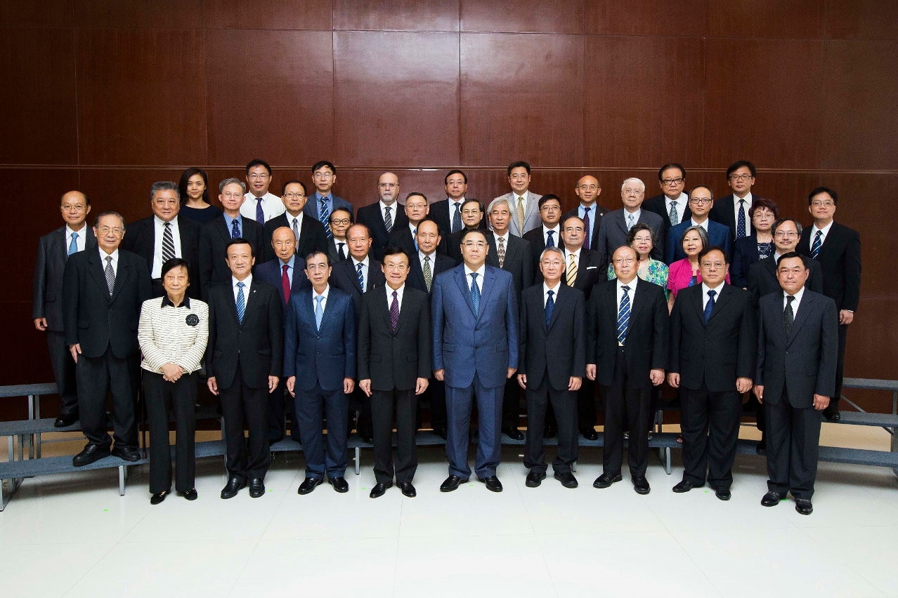 Foto de grupo dos participantes da reunião.