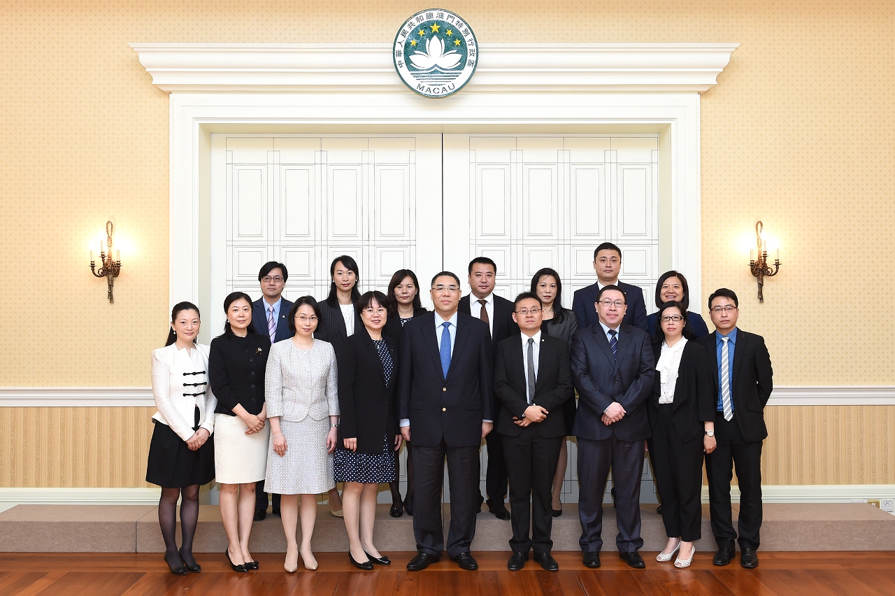 Chefe do Executivo com representantes da  Associação Avanço Wo Kuong de Macau