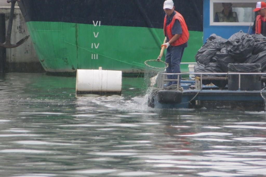海事及水務局清理死魚