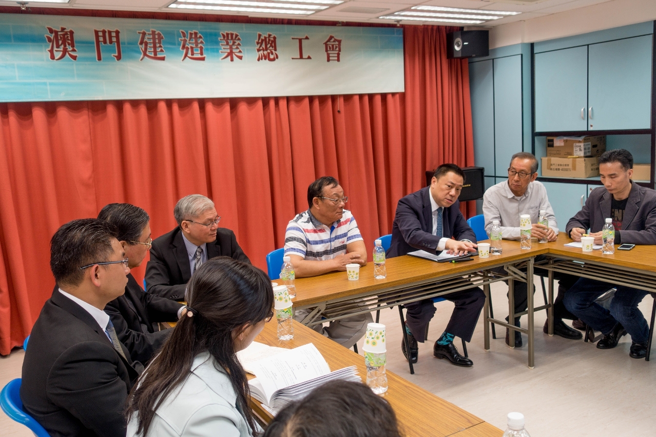 Secretary for Economy and Finance, Mr Leong Vai Tac, meets with representatives of the Macao Construction Industry General Union to exchange views on occupational safety.
