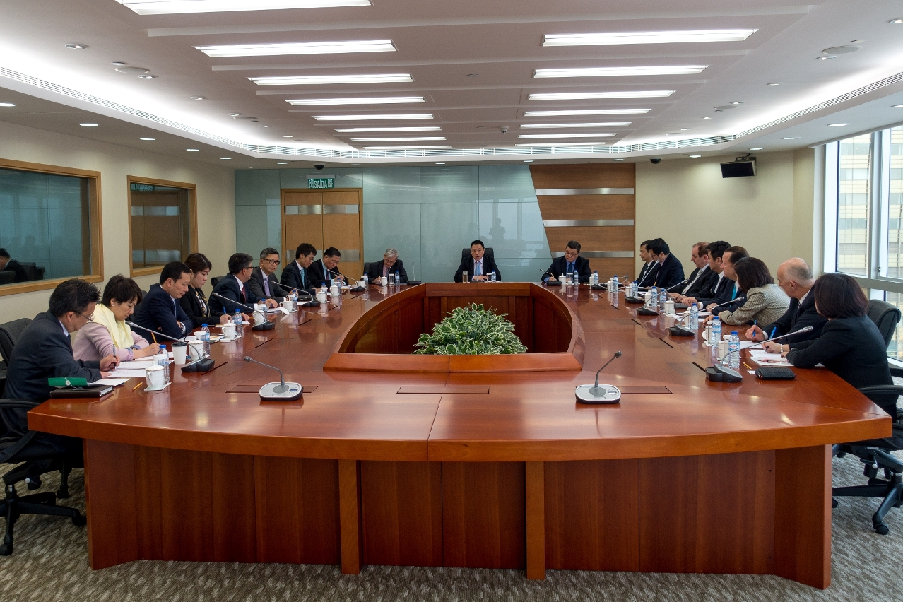 梁維特司長與六家博企代表會晤，就博彩業員工的發展進行交流。