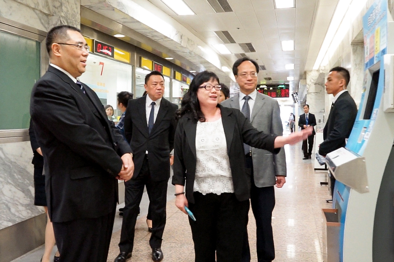行政長官崔世安視察財政局