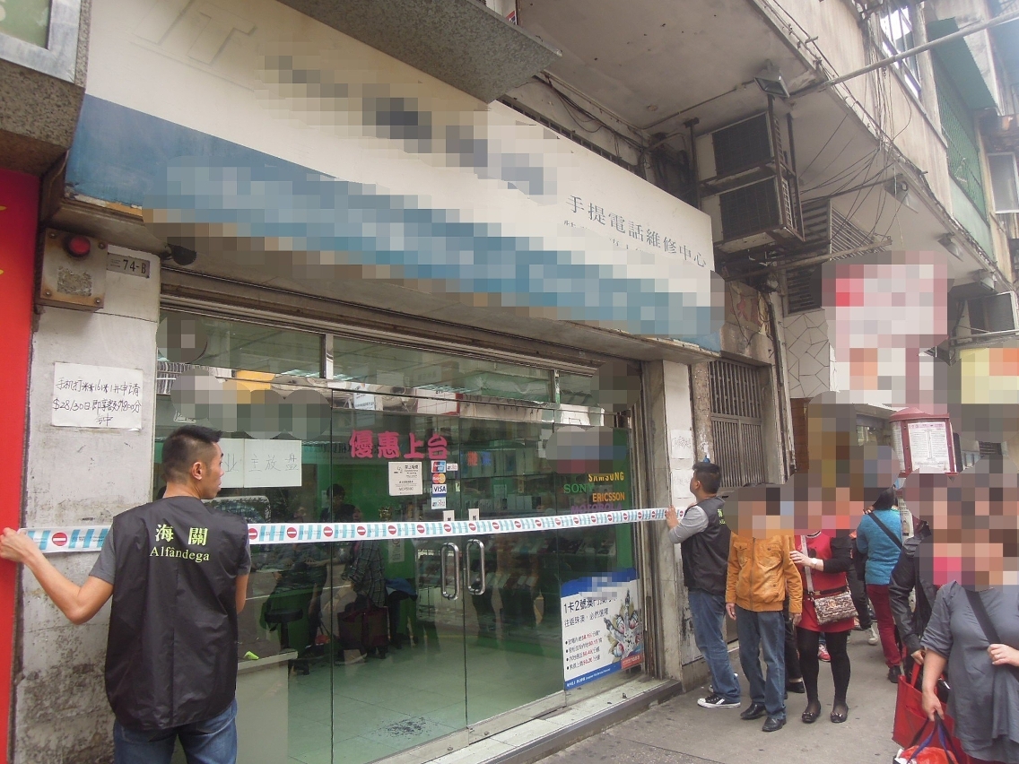 海關知識產權廳偵查人員在涉案店舖巡查