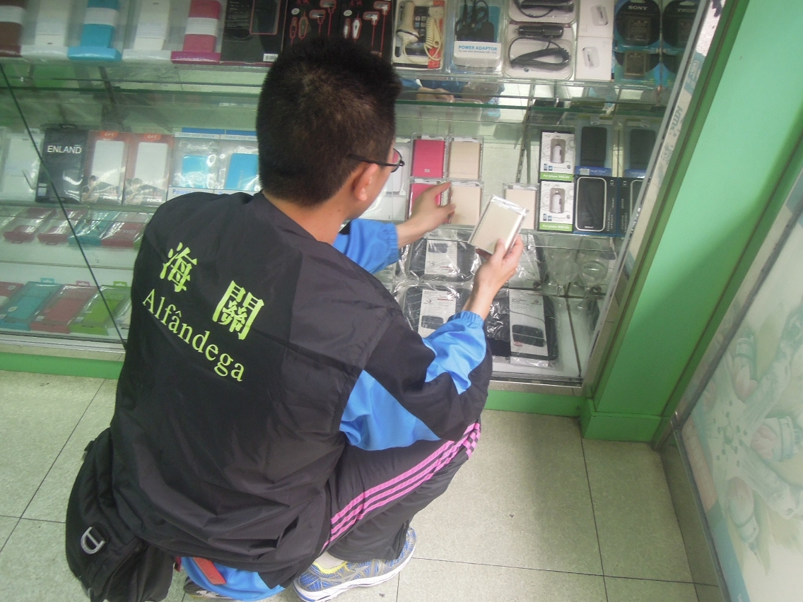 海關知識產權廳偵查人員在山寨"米"店舖內搜查時，發現一批侵權三星、蘋果及小米產品的擺放位置