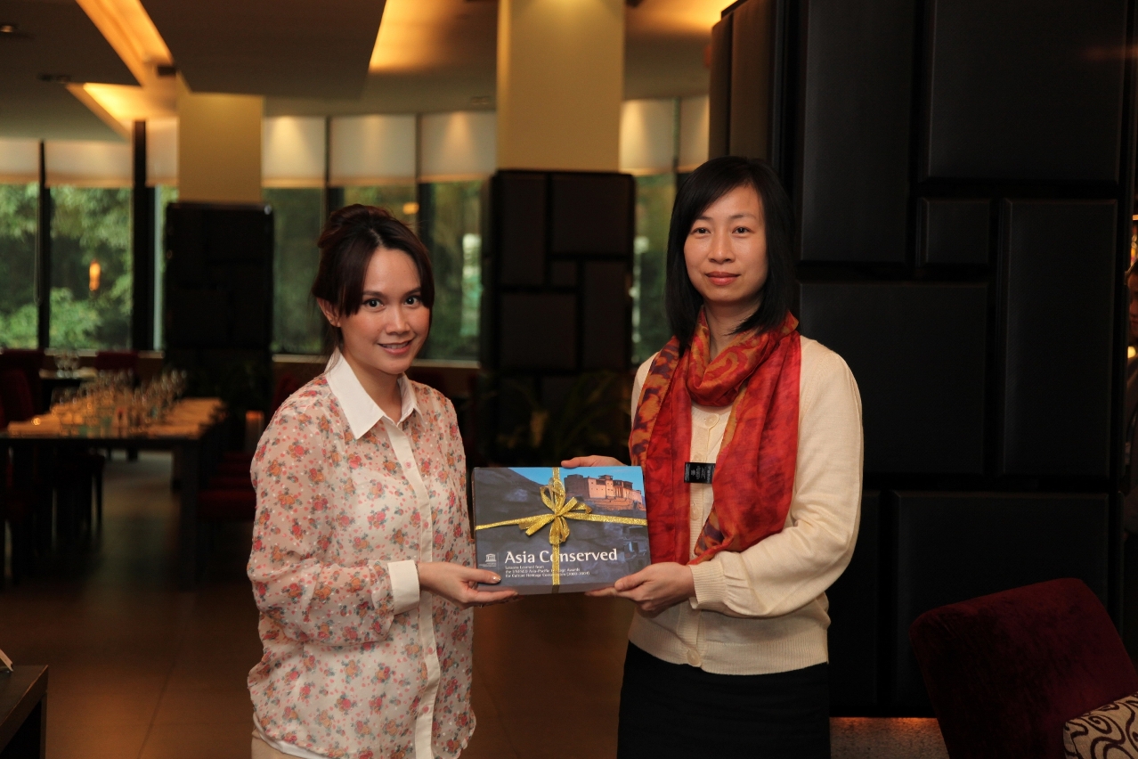 The representative of UNESCO presented a token of appreciation to Dr. Fanny Vong, President of IFT
