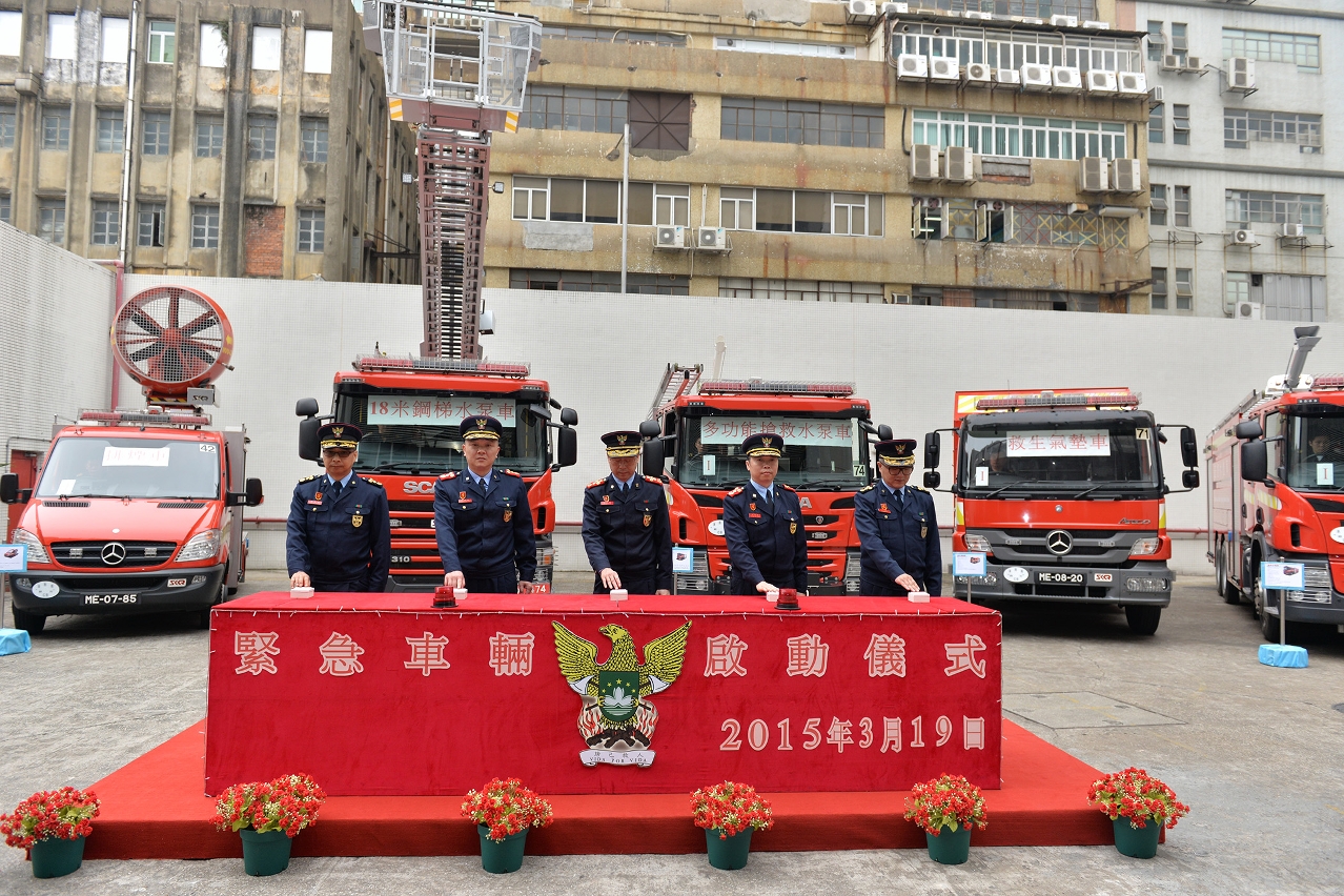 Cerimónia de lançamento de viaturas de emergência do Corpo de Bombeiros
