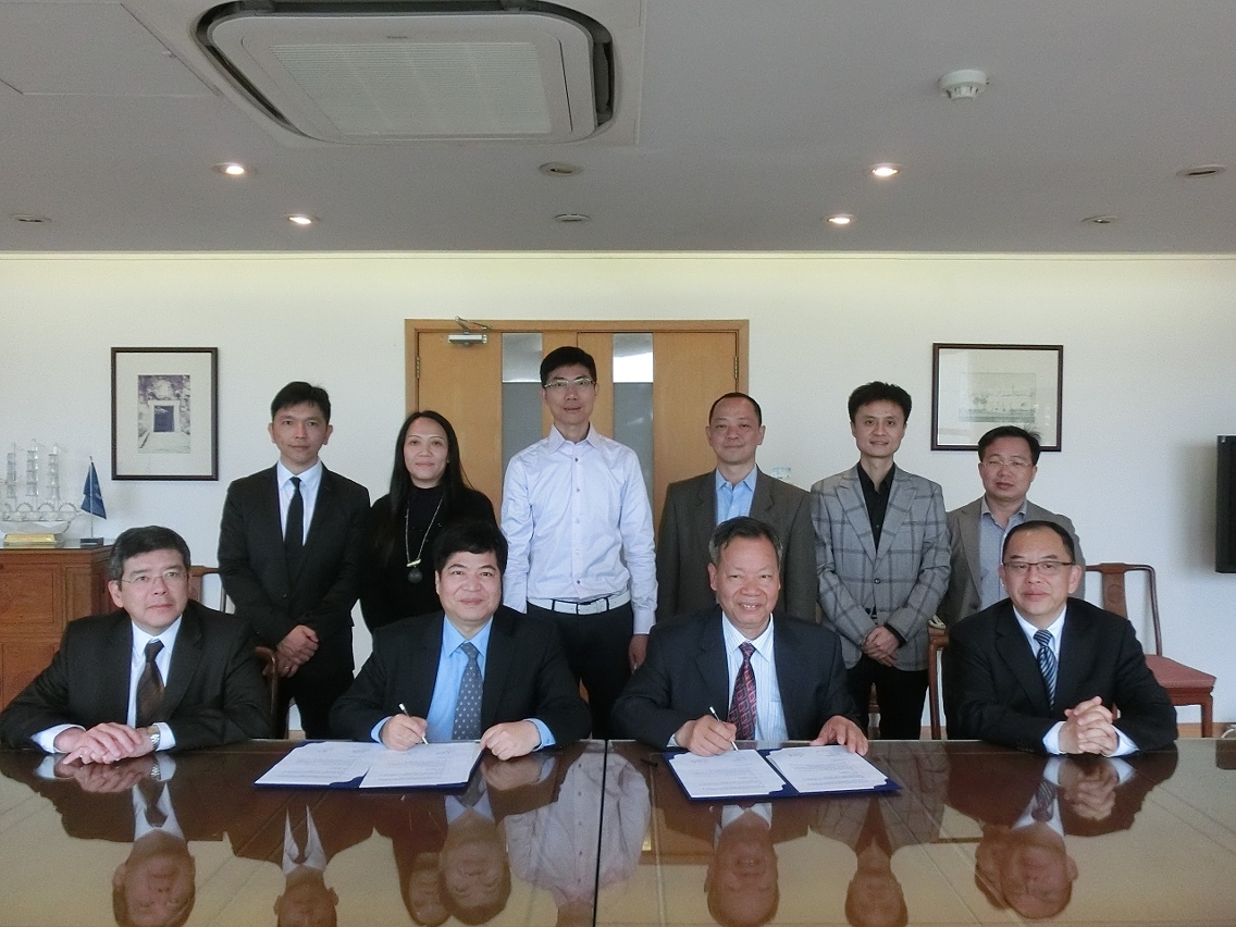 Cerimónia de assinatura do Projecto - 2015 da “Cooperação entre Zhuhai e Macau da Criação da Rede de Observação Meteorológica no Estuário do Rio das Pérolas”, testemunhou-se pelos Senhor Secretário para os Transportes e Obras Públicas, Raimundo Arrais do Rosário e Vice-presidente da Câmara Municipal de Zhuhai, Pan Ming.