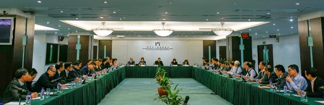 梁維特司長聽取多個團體負責人及專業人士對振興社區經濟的意見。