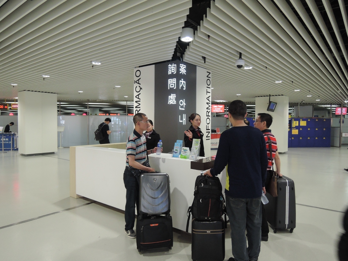 碼頭詢問處的服務大使向旅客提供服務