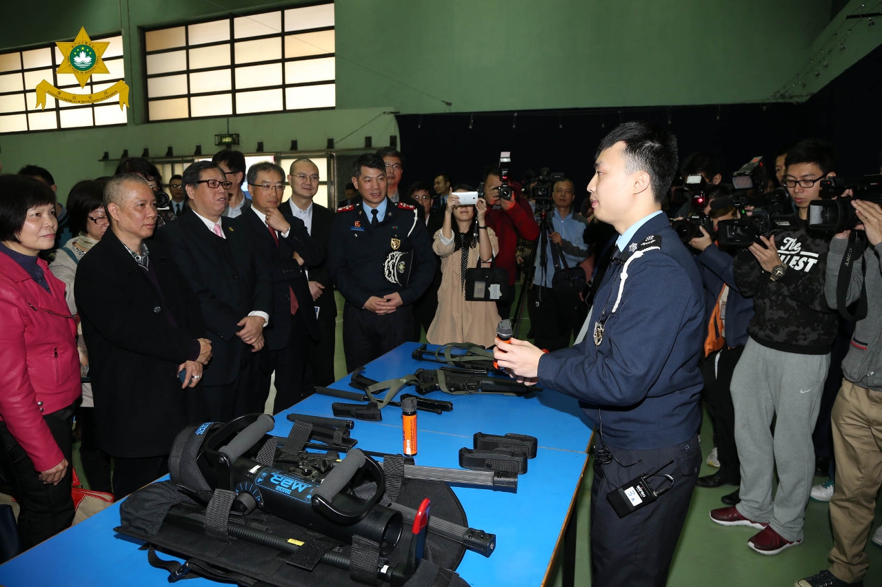 治安警警官講解特巡組裝備