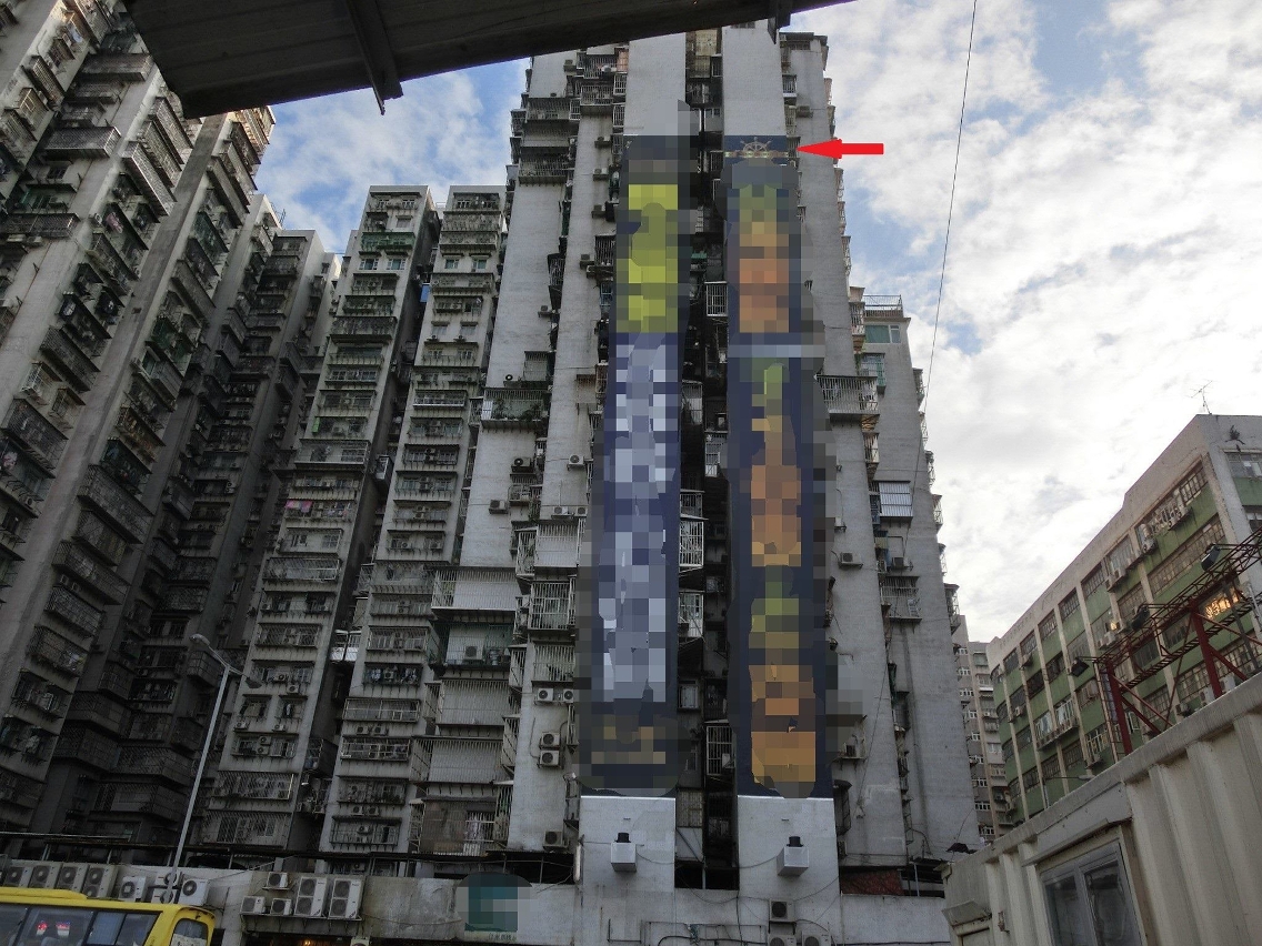 本案戶外巨型廣告除涉嫌觸犯多項本澳行政法規外，因其中一幅廣告頂端展示的金色輪船方向盤，綬帶，波浪形綫或帶，均與已註冊受保護的商標形狀及設計內容極為相似。