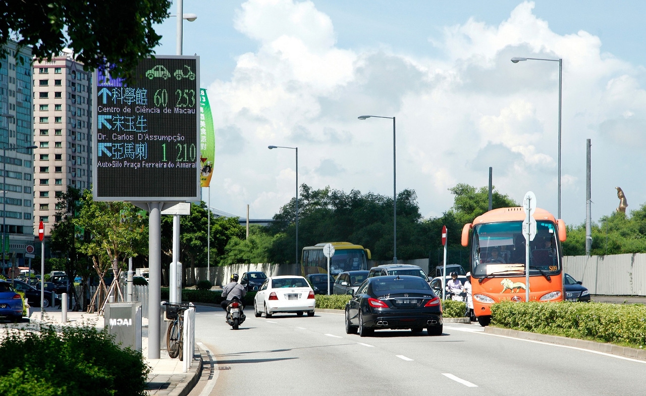 政府在道路持續增設停車場訊息顯示屏助駕駛者掌握相關資訊