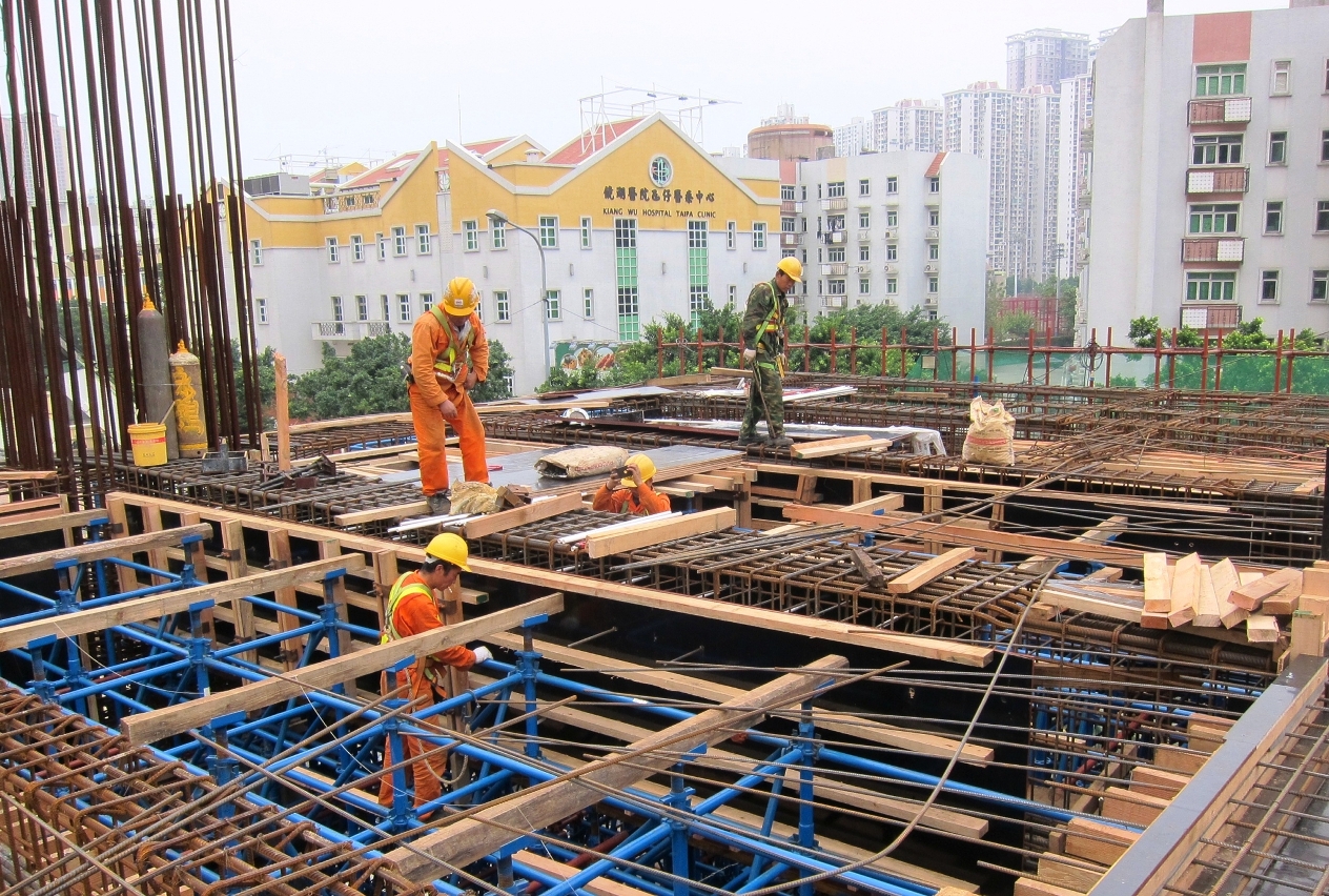 輕軌施工人員加緊建造各個車站樓層的結構