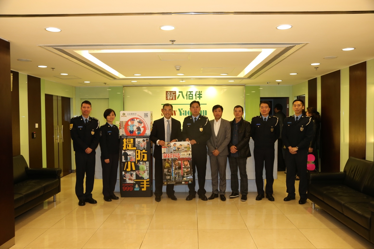 治安警與零售管理協會合影