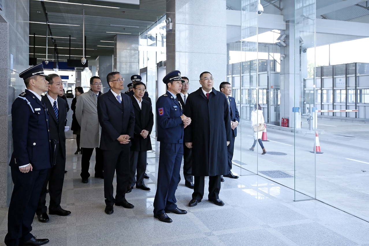 行政長官崔世安視察澳珠間的口岸