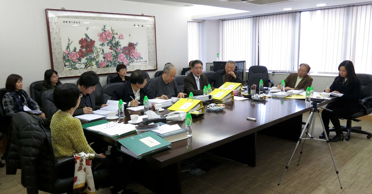 《中國民間歌曲集成．澳門卷》主編戴定澄(右二)與評審委員會交流項目進展