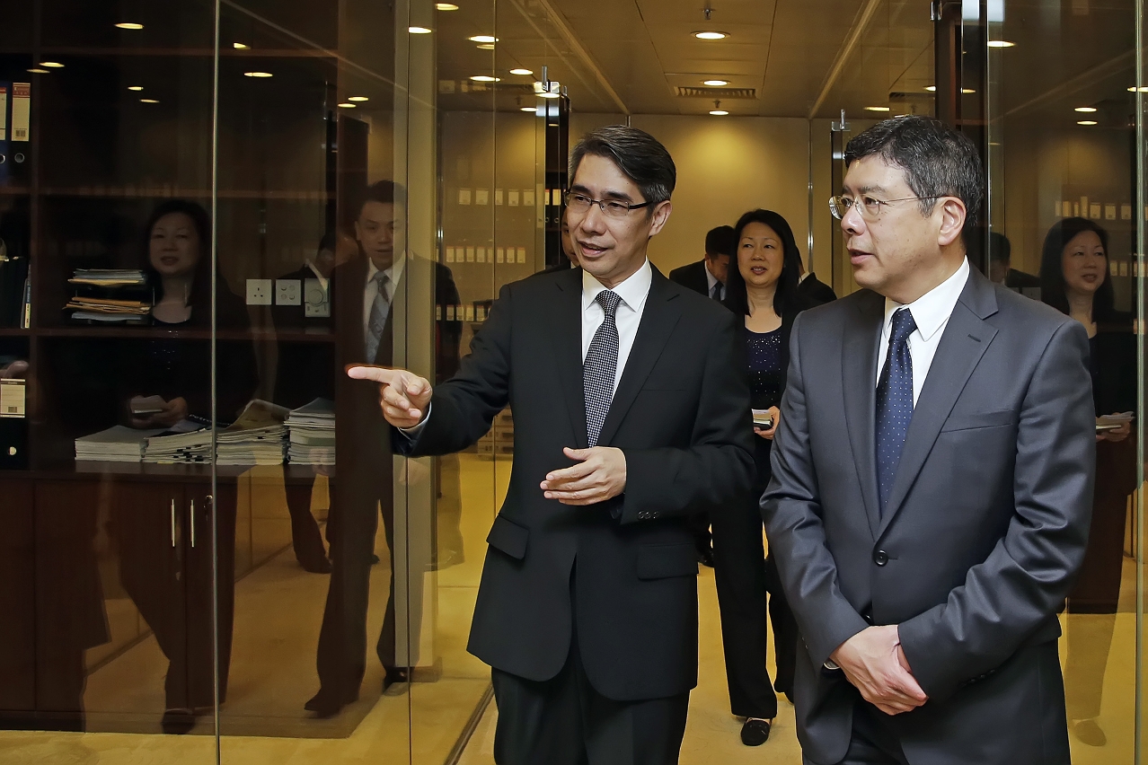 能源業發展辦公室主任山禮度向羅立文司長介紹部門工作