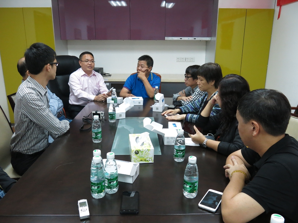 東莞市殘疾人聯合會向考察代表介紹新一代助乘發聲系統功能