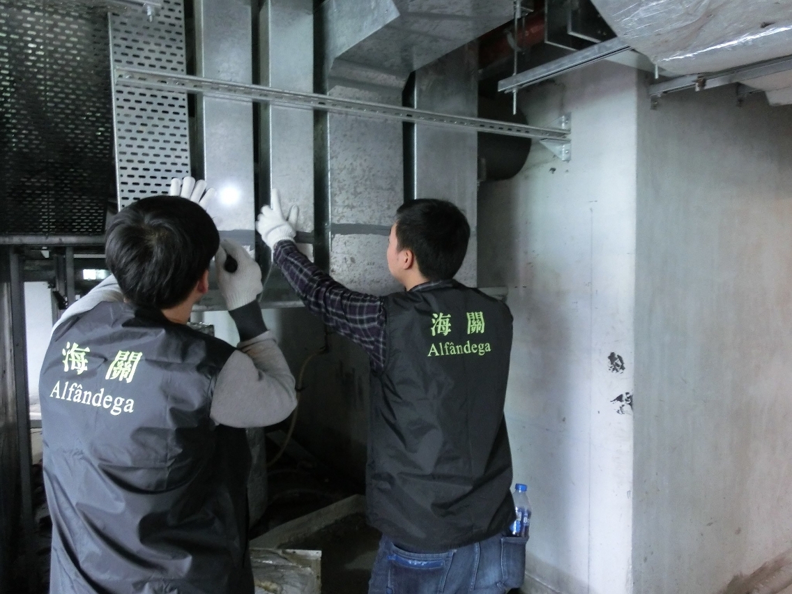 海關偵查人員在路氹新城某大型地盤工地現場作初步搜證，發現懷疑的假冒電器建築材料