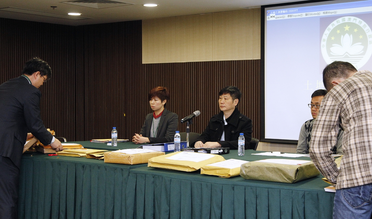 九標書競投路環和諧圓形地行人天橋建造工程