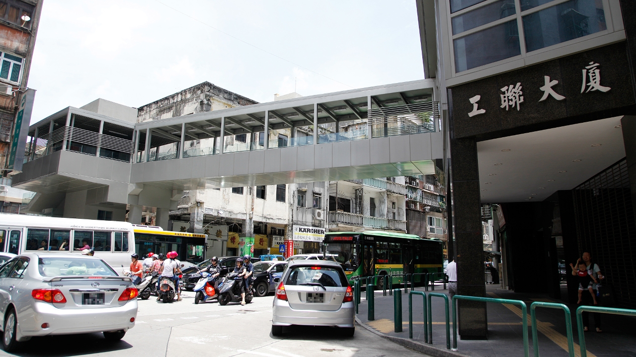 行人天橋啟用改善人車爭路情況