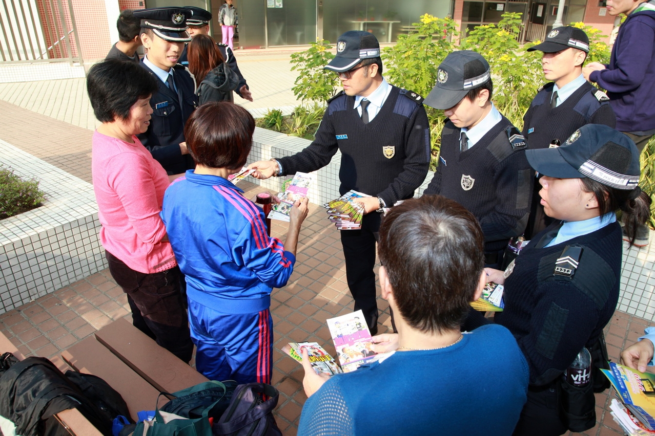 向區內居民宣傳家居防盜