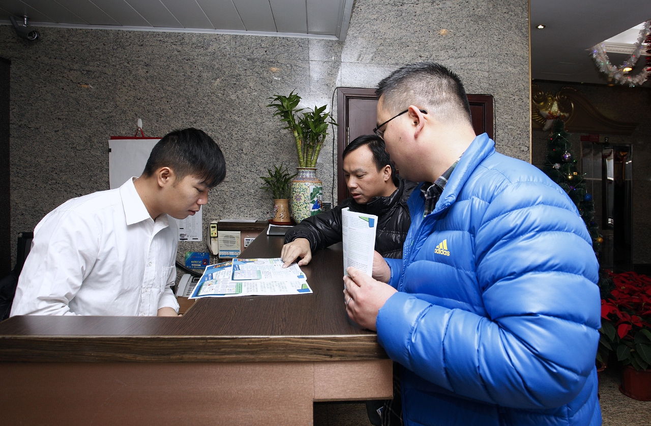 兩局人員向鄰近住宅管理處派發工程宣傳單張