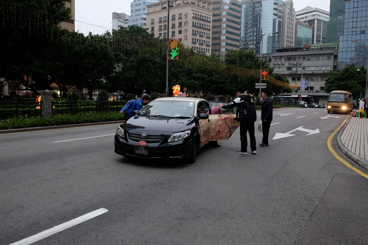 警方依法打擊違規的士
