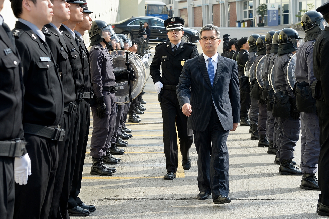 保安司司長黃少澤檢閱獄警隊伍