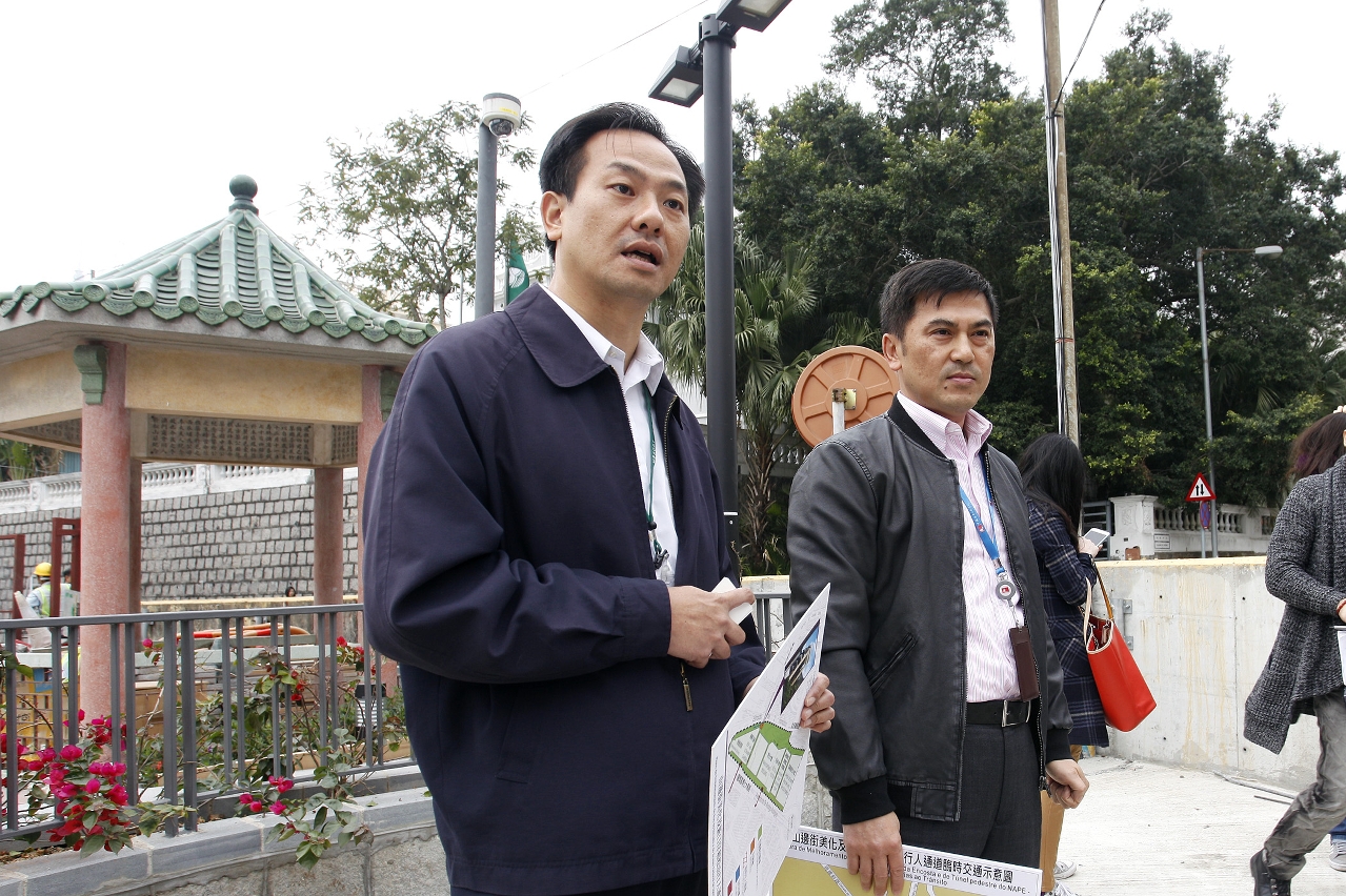土地工務運輸局基礎建設廳廳長郭子昌及交通事務局協調處處長莫垂道進行介紹