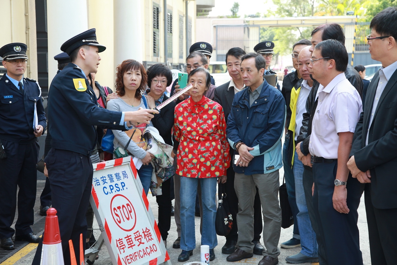 警官展示警務日常裝備