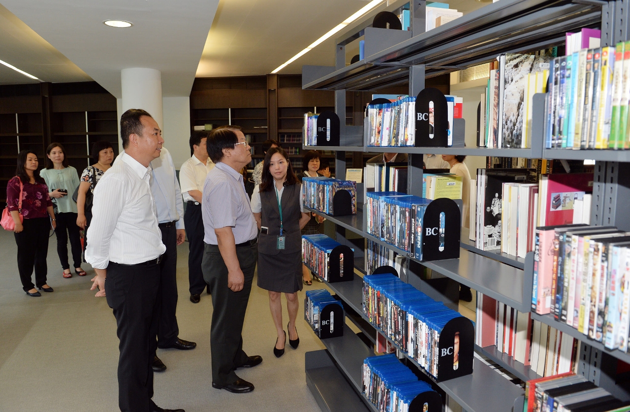 國家文化部部長蔡武參訪何東圖書館，加深對本澳公共圖書館服務的了解。