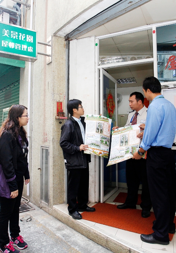 兩局人員落區介紹及派發宣傳單張和海報(二)