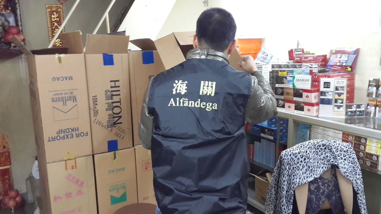 海關知識產權廳偵查人員在涉案店舖內查驗相關捲煙。