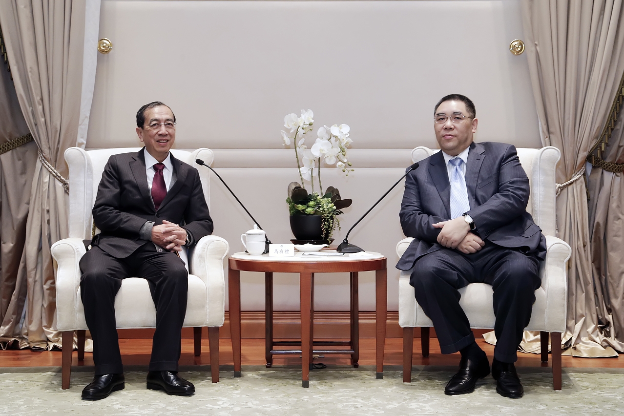 行政長官崔世安會見澳門中華總商會會長馬有禮一行