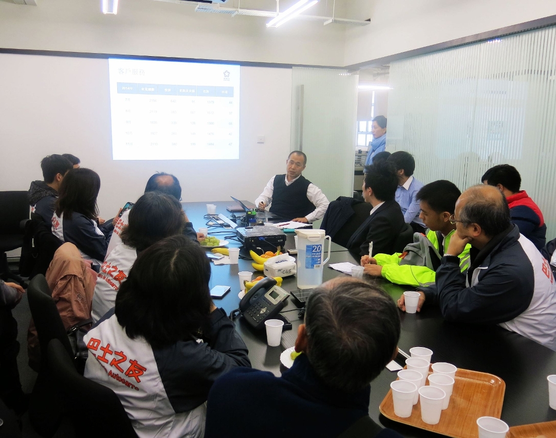 新時代董事總經理方立群向巴士之友介紹該公司營運情況