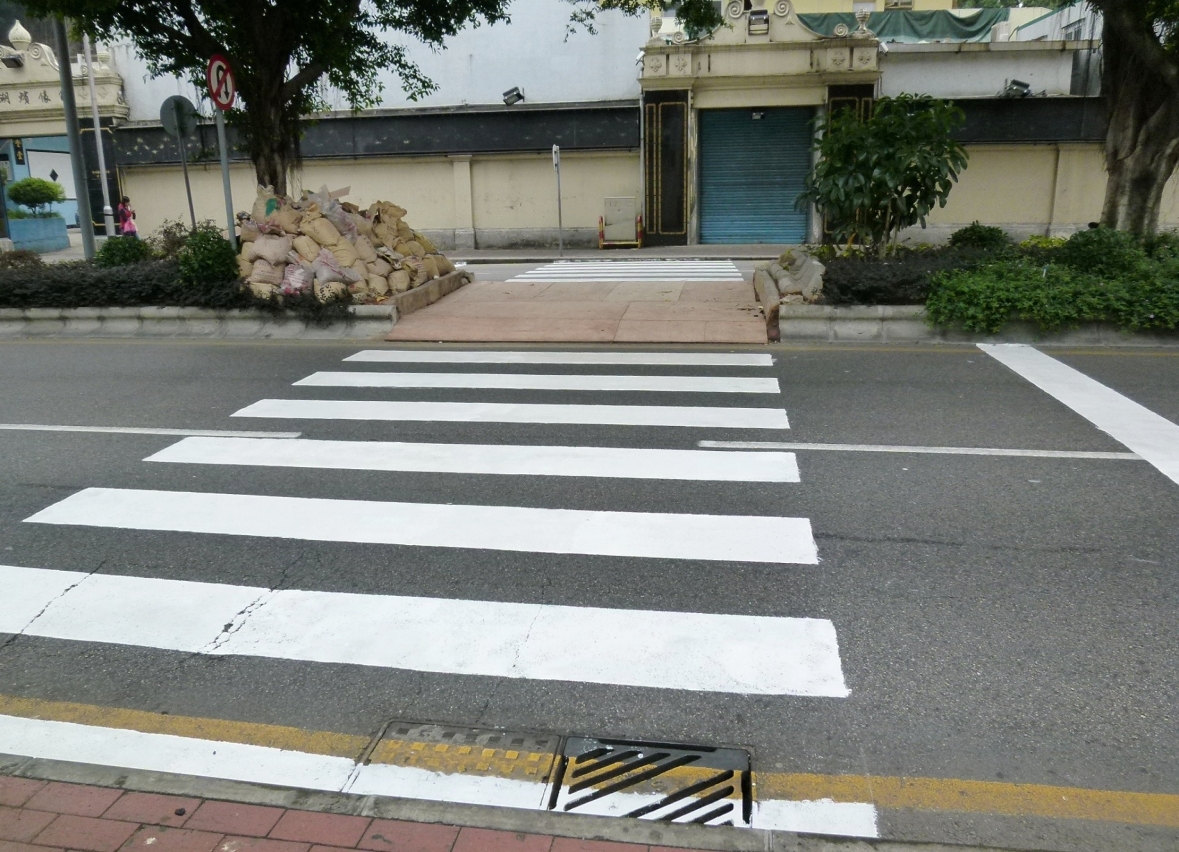 麗都天橋附近設臨時斑馬線方便市民出行