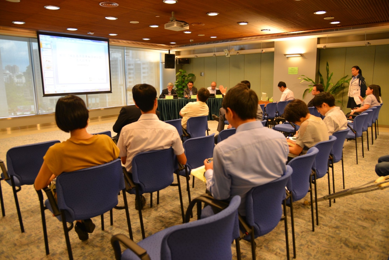 環境保護局聯同交通事務局向環境諮詢委員會介紹資助計劃內容