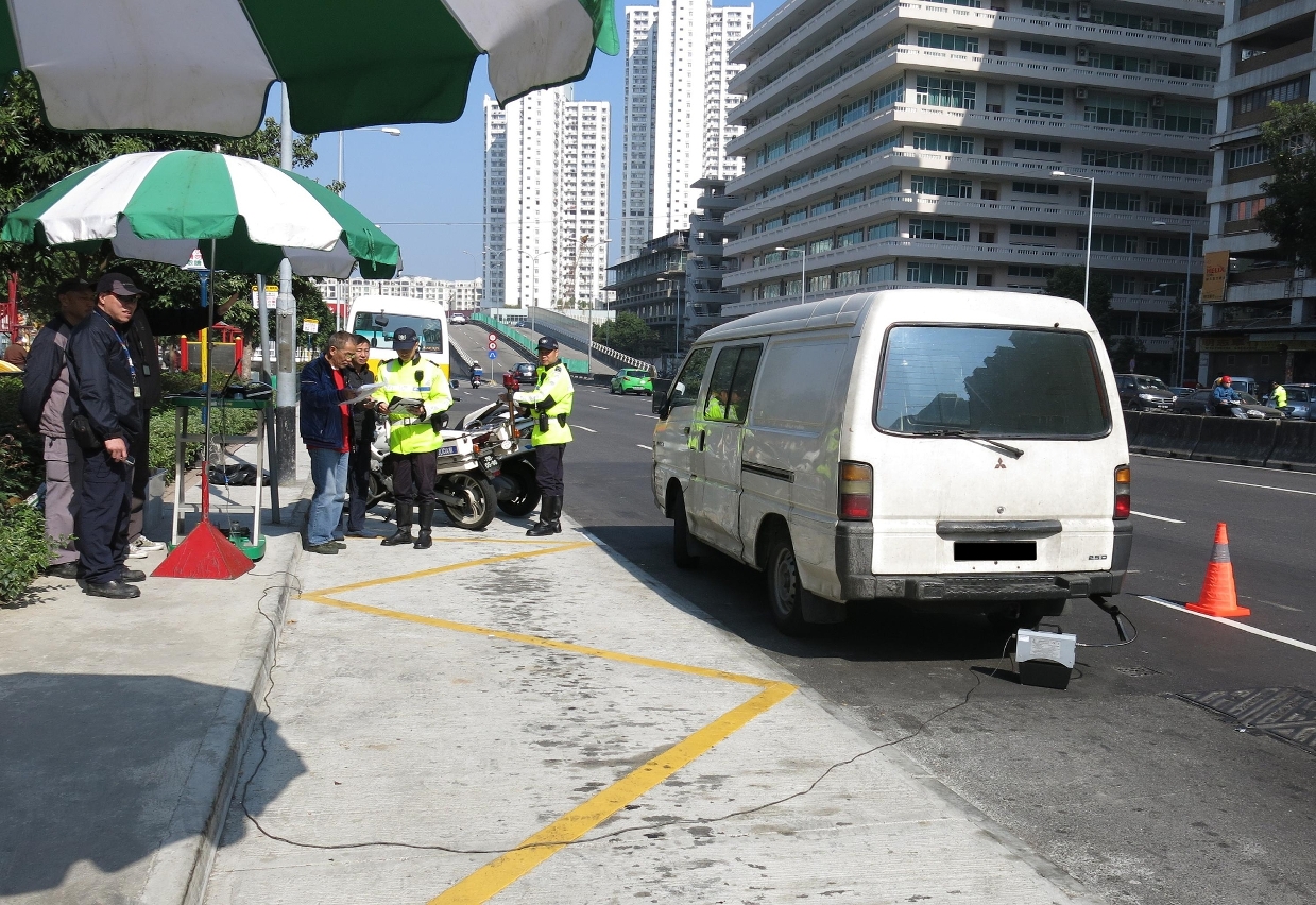 工作小組增加路檢次數以加大對廢氣排放超標之柴油車輛的打擊力度