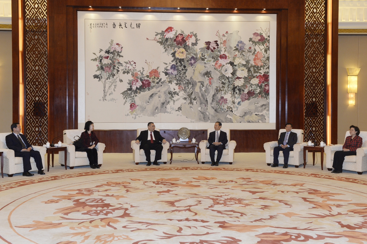 正在廣西南寧的行政長官崔世安與廣西壯族自治區黨委書記彭清華和自治區政府主席陳武會面