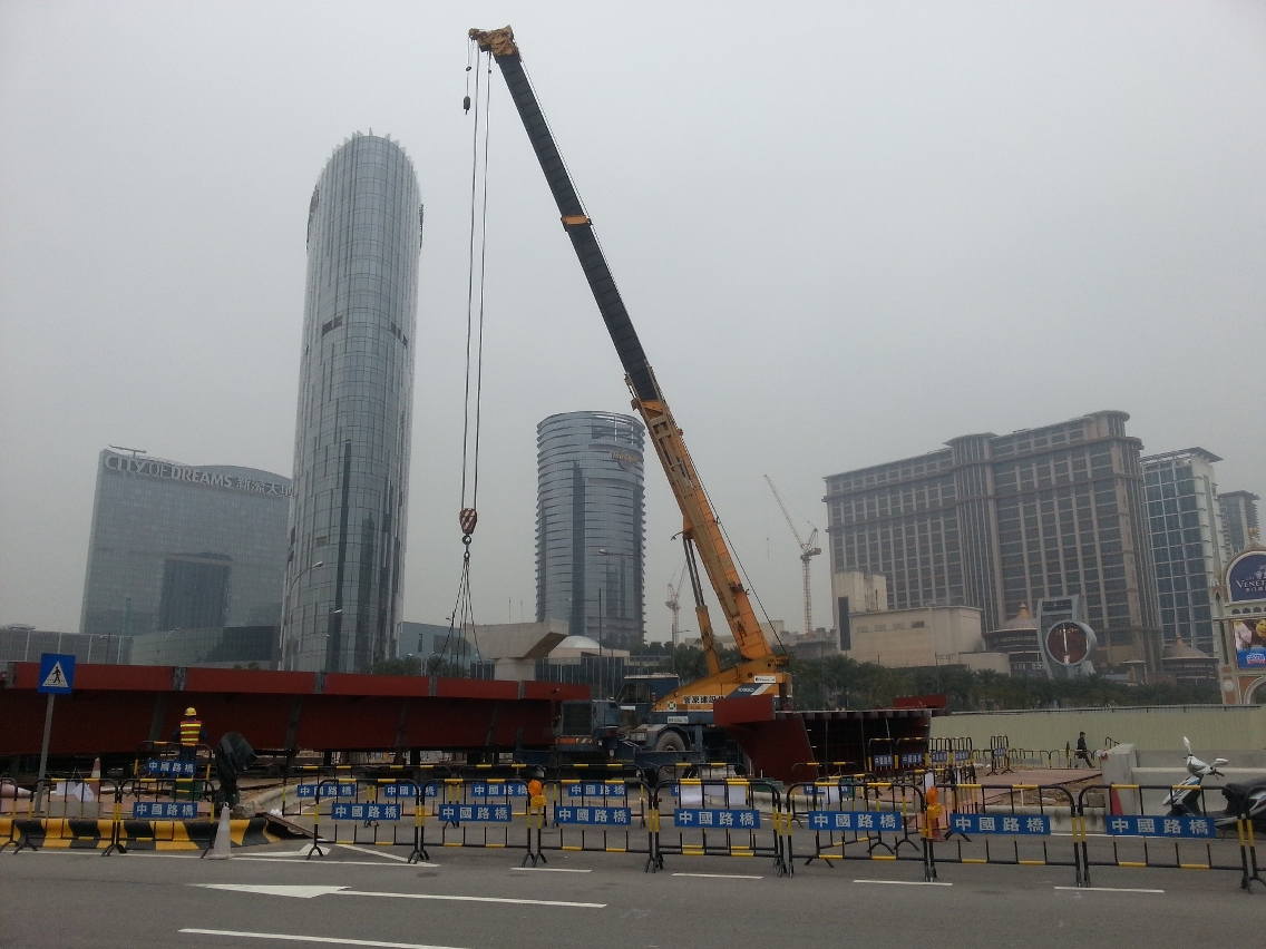 承建商為前期吊裝工程作準備