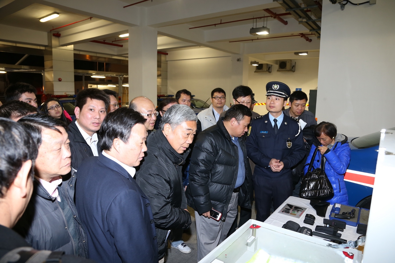 物管會人員對警務裝備感興趣
