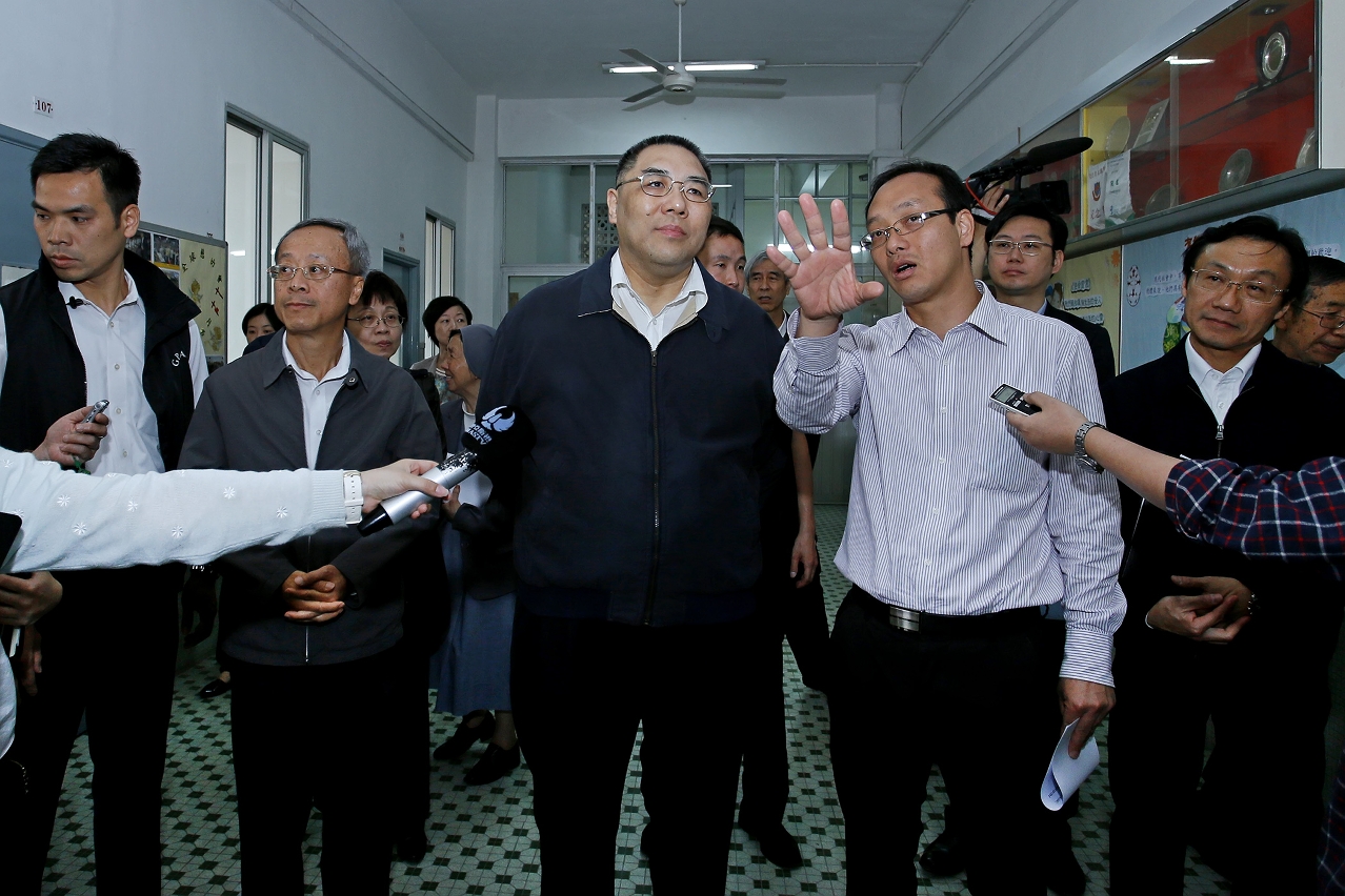 行政長官崔世安探訪路環九澳的學校和民居