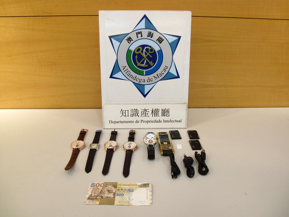 在嫌犯身上搜獲的侵權手錶及隨身物品