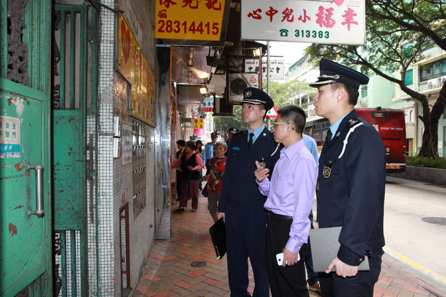 警官到區內大廈巡視安全設施