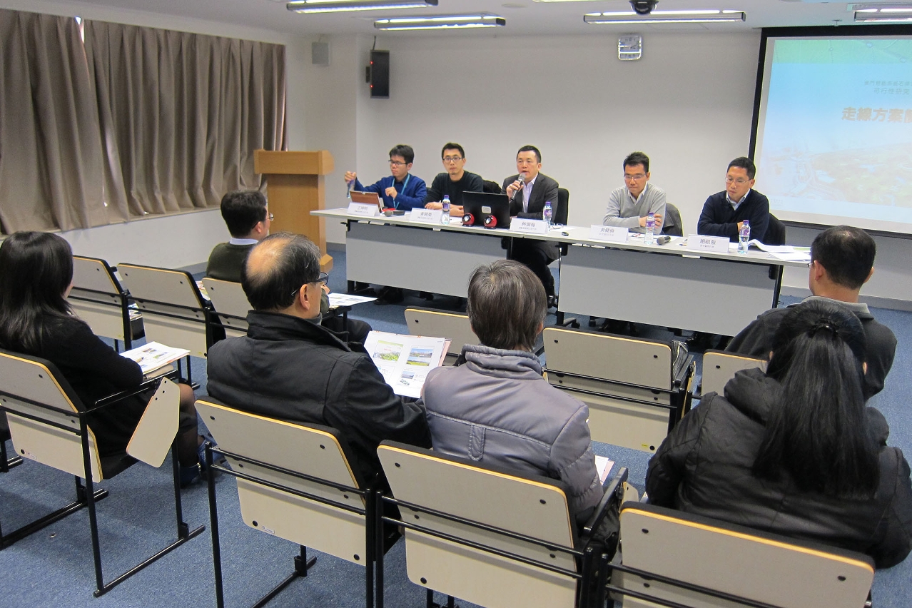運建辦代表向社服團體介紹石排灣線輕軌設計方案