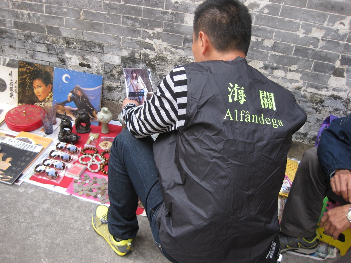 海關人員在現場小販攤檔巡查發現的懷疑盜版色情光碟