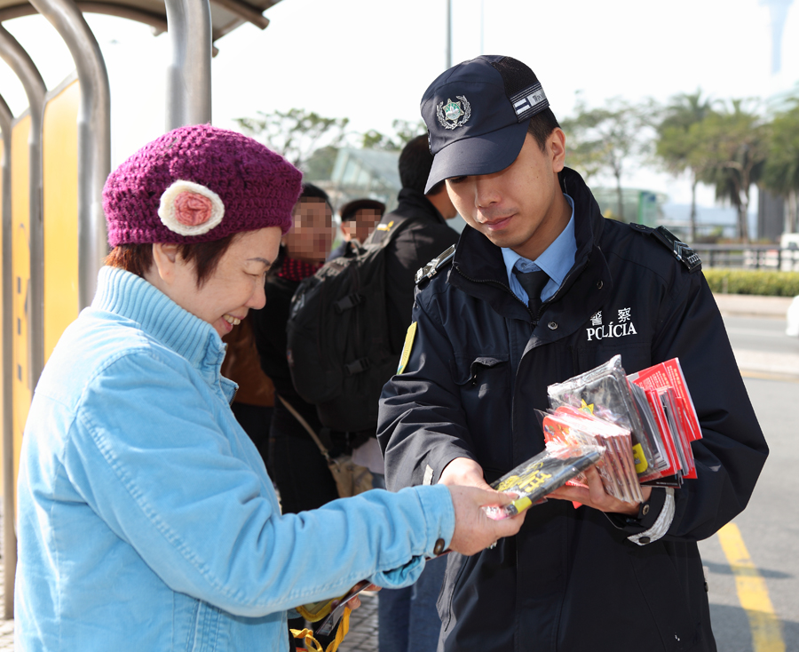 警員向候車人士派發防扒單張